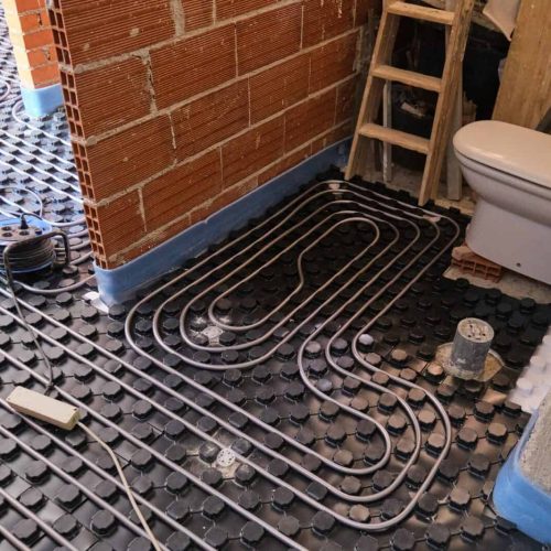 Radiant underfloor heating installation in a bathroom.